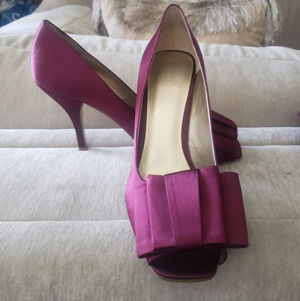Beautiful Tuxedo Bow Style 4 inch Wine Satin Nine West Pump and Clutch Set - Picture 5 of 10